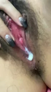 母狗喜欢用黄瓜自慰流出白浆